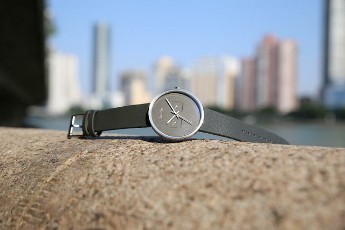 シンプルな腕時計の写真