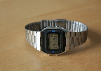 カシオデジタル腕時計写真