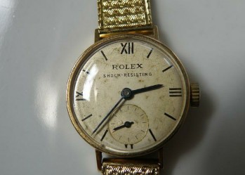 古くてぼろぼろの金のロレックス腕時計写真
